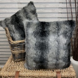 Coussins en fausse fourrure Black Wolf | Housses de coussin en fausse fourrure à rayures noires