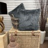 Housse de coussin en fausse fourrure gris moyen à motif blaireau | Coussins et oreillers en fourrure grise
