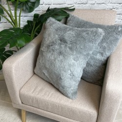 Housses de coussin en fausse fourrure gris clair cendré | Coussins et oreillers en fausse fourrure grise