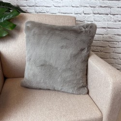Coussin en fausse fourrure Richmond Taupe | Oreiller en fourrure taupe | Housse gris clair