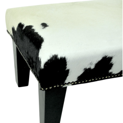 Kleiner Hocker aus cremefarbenem und schwarzem Kuhfell | Kleiner Fußhocker aus Kuhfell