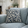 Willow Bough Azure Gobelin-Kissen | Blau gemusterte Gobelin-Kissen