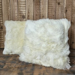 Zwei echte Schaffell-Elfenbein-Kissen 40 cm