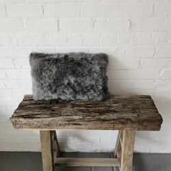 Zwei echte Schaffell-Rechteckkissen Grau 30x50cm