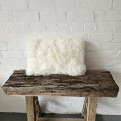 Zwei rechteckige Kissen aus echtem Schaffell Creme 30x50cm