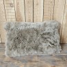 Paire de coussins rectangulaires en véritable peau de mouton taupe 30x50cm