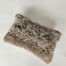 Paar rechteckige Kissen aus taupefarbenem echtem Schaffell 30x50cm