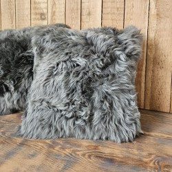 Zwei große graue Kissen aus echtem Schaffell 50 cm