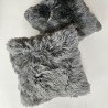 Deux grands coussins en véritable peau de mouton grise de 50 cm