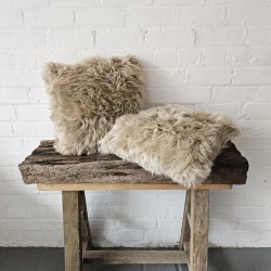 Zwei hellbeige Kissen aus echtem Schaffell 50 cm
