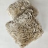 Zwei hellbeige Kissen aus echtem Schaffell 50 cm