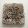 Paar lange, echte Schaffell-Sitzkissen quadratisch 40 cm taupe