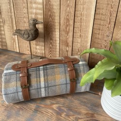 Couverture de voyage rembourrée portable avec poignée de transport, motif tartan gris