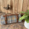 Tragbare gepolsterte Reisedecke mit Tragegriff in grauem Tartan
